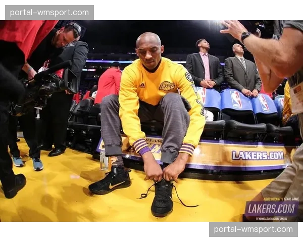 历史回顾：2016年3月，科比-布莱恩特在斯台普斯中心完成职业生涯最后一战