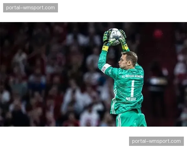 特写:诺伊尔两次神扑后拍打门柱,怒吼激励队友 特写:诺伊尔两次神扑后拍打门柱,怒吼激励队友