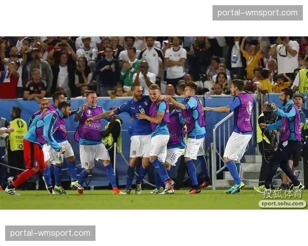 特写:生涯最后一季,博努奇在替补席上指导年轻中卫 特写:生涯最后一季,博努奇在替补席上指导年轻中卫